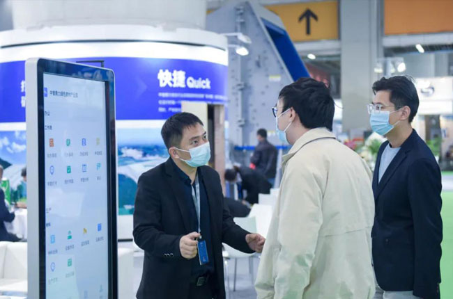 認真講解公司各項業務