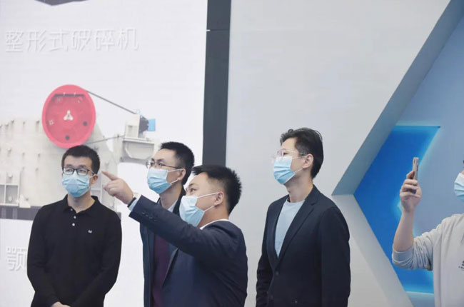 觀展者了解中譽鼎力設備性能