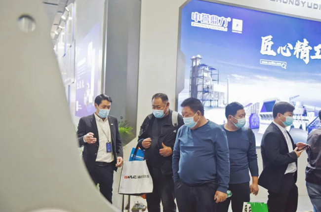 觀展者了解中譽鼎力設備性能