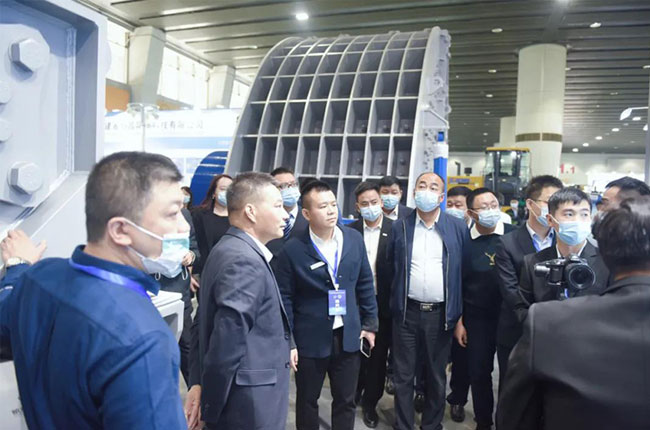 觀展者了解中譽鼎力設備性能