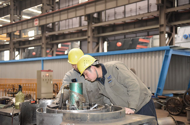 李衛華參與制砂樓設備的研發