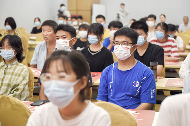 受助學生深受鼓舞.jpg 受助學生深受鼓舞.jpg