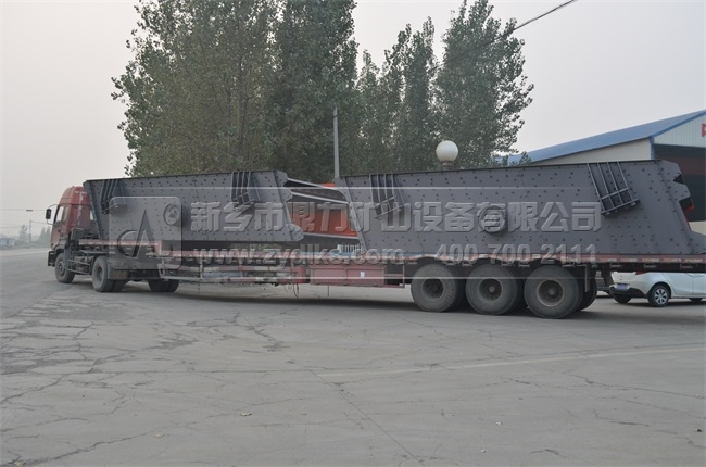 正在新鄉鼎力裝設備發貨贊比亞的集裝箱貨車