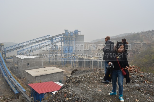 公司導和韓秘書長在淇縣砂石生產線現場參觀