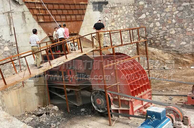 錘式破碎機(jī)安裝現(xiàn)場 錘式破碎機(jī)安裝現(xiàn)場