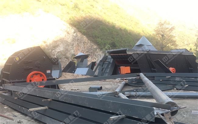 等待安裝的破碎機和振動篩