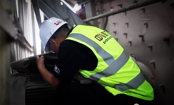 工作人員對破碎機檢修現(xiàn)場