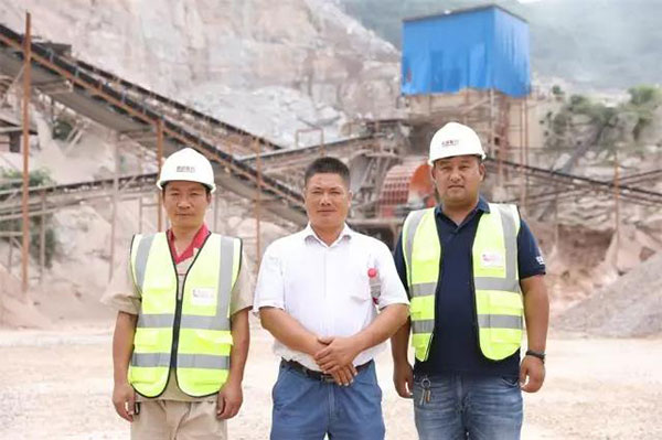 �V������(w��)�N�۽�(j��ng)�����A܊�����b�ۺ󹤳̎��������c혳�ʯ�ϏS����(j��ng)���f�s�ֺ�Ӱ