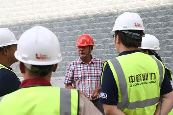 走訪團(tuán)隊(duì)與燈草山采石場(chǎng)譚總溝通