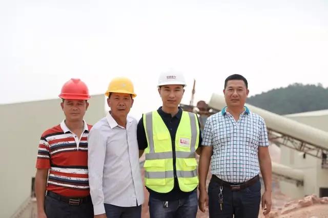 廣西服務銷售經理張海波與足療嶺采石場負責人合影