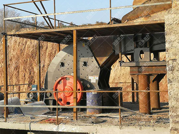 喂料和破碎機工作現場