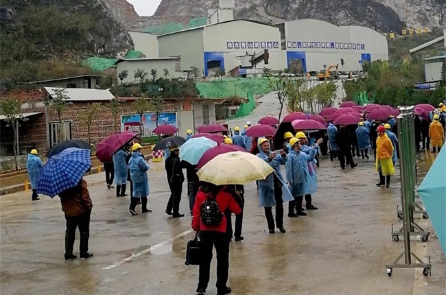 團(tuán)隊(duì)一行在考察石場