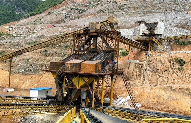 山坡上建的砂石生產線