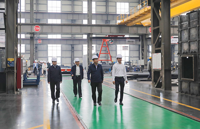 河南省發(fā)展改革委導一行參觀中譽鼎力智能化一體生產車間