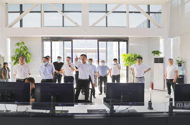 湖北省赤壁市導考察藍天環保智慧廠區中控室